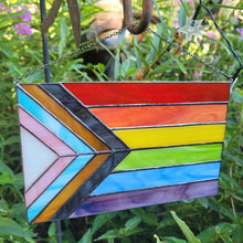 Laden Sie das Bild in den Galerie-Viewer, Fortschritts-Pride-Buntglasflagge