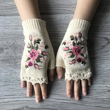 Laden Sie das Bild in den Galerie-Viewer, Handbestickte Handschuhe