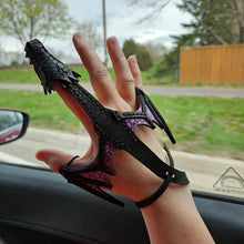 Laden Sie das Bild in den Galerie-Viewer, Leder Hand Drachen Manschette