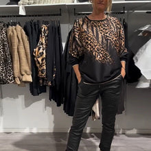 Laden Sie das Bild in den Galerie-Viewer, Lässige Rundhalsbluse mit Leopardenmuster