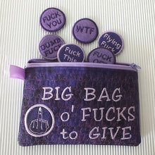 Laden Sie das Bild in den Galerie-Viewer, Große Tüte F*cks zum Verschenken Zipper Pouch