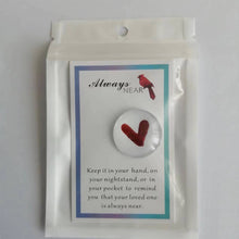 Laden Sie das Bild in den Galerie-Viewer, 🌈Mini-Taschenherz Kardinal aus Glas - Freundschaftsgeschenk