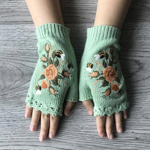 Laden Sie das Bild in den Galerie-Viewer, Handbestickte Handschuhe