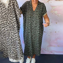 Laden Sie das Bild in den Galerie-Viewer, Kurzarmkleid mit V-Ausschnitt und Leopardenmuster