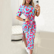 Laden Sie das Bild in den Galerie-Viewer, Bedrucktes Kleid mit kurzen Ärmeln und Schlitz