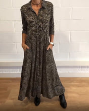 Laden Sie das Bild in den Galerie-Viewer, Bedrucktes Kleid mit Reverstasche