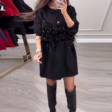 Laden Sie das Bild in den Galerie-Viewer, Modisches Patchworkkleid mit Pailletten und Federn in Volltonfarbe