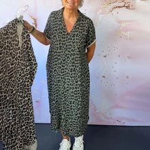 Laden Sie das Bild in den Galerie-Viewer, Kurzarmkleid mit V-Ausschnitt und Leopardenmuster