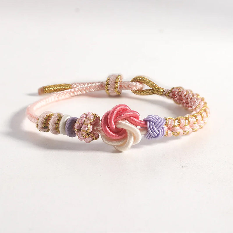Geflochtenes Armband mit Pfirsichblütenknoten