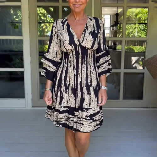 Kleid mit drei Viertelärmeln und V-Ausschnitt