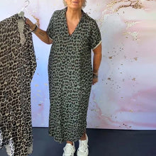 Laden Sie das Bild in den Galerie-Viewer, Kurzarmkleid mit V-Ausschnitt und Leopardenmuster