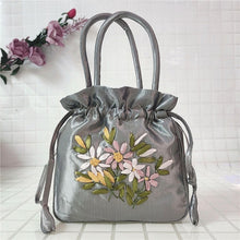 Laden Sie das Bild in den Galerie-Viewer, Beutel mit besticktem Blumenmuster
