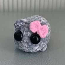 Laden Sie das Bild in den Galerie-Viewer, Traurige Hamster-Häkelpuppe