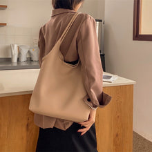 Laden Sie das Bild in den Galerie-Viewer, Große Kapazität Schultertasche