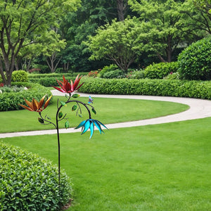 Wunderschöner Windspiel mit mehrfarbigen Sommerblumen