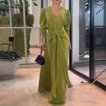 Laden Sie das Bild in den Galerie-Viewer, Plissiertes Kleid mit Schlitz in der Taille