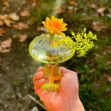 Laden Sie das Bild in den Galerie-Viewer, Handgefertigte Pilzknospenvase aus Glas