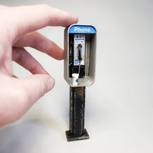 Laden Sie das Bild in den Galerie-Viewer, Miniatur-amerikanisches Münztelefon-Ornament