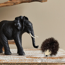 Laden Sie das Bild in den Galerie-Viewer, Gestrickter Igel Ornament
