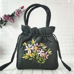 Beutel mit besticktem Blumenmuster