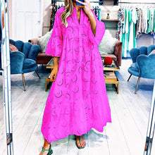 Laden Sie das Bild in den Galerie-Viewer, Baumwollkleid mit V-Ausschnitt, ausgestellten Ärmeln und Stickerei