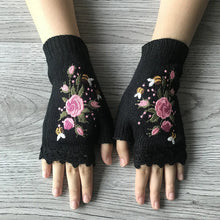 Laden Sie das Bild in den Galerie-Viewer, Handbestickte Handschuhe
