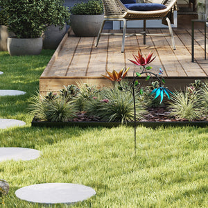 Wunderschöner Windspiel mit mehrfarbigen Sommerblumen