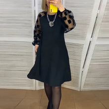Laden Sie das Bild in den Galerie-Viewer, Elegantes Kleid mit Tupfenmuster