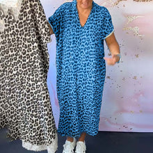 Laden Sie das Bild in den Galerie-Viewer, Kurzarmkleid mit V-Ausschnitt und Leopardenmuster
