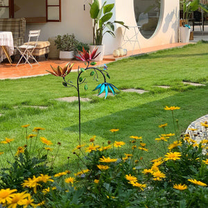 Wunderschöner Windspiel mit mehrfarbigen Sommerblumen