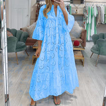 Laden Sie das Bild in den Galerie-Viewer, Baumwollkleid mit V-Ausschnitt, ausgestellten Ärmeln und Stickerei