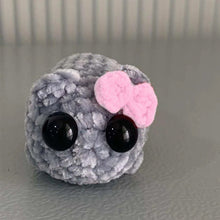 Laden Sie das Bild in den Galerie-Viewer, Traurige Hamster-Häkelpuppe