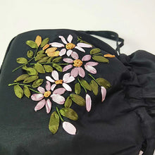 Laden Sie das Bild in den Galerie-Viewer, Beutel mit besticktem Blumenmuster