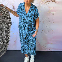 Laden Sie das Bild in den Galerie-Viewer, Kurzarmkleid mit V-Ausschnitt und Leopardenmuster