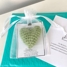 Laden Sie das Bild in den Galerie-Viewer, Gehäkelte Herz-Taschen-Umarmung