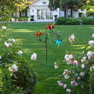 Wunderschöner Windspiel mit mehrfarbigen Sommerblumen