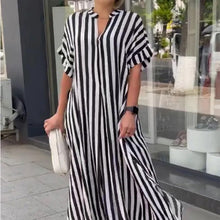 Laden Sie das Bild in den Galerie-Viewer, Gestreiftes Kurzarmkleid mit Seitenschlitz