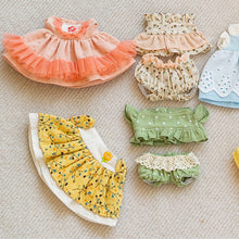 Laden Sie das Bild in den Galerie-Viewer, Plüschpuppe mit wechselbarer Kleidung