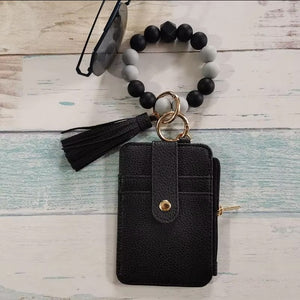 Stylischer Kartenhalter mit Silikon-Perlen-Armband