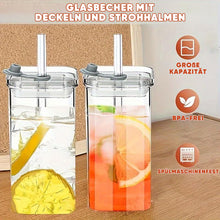 Laden Sie das Bild in den Galerie-Viewer, Stilvoller quadratischer Trinkbecher aus Glas mit Deckel und Strohhalm