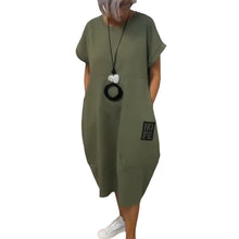 Laden Sie das Bild in den Galerie-Viewer, Schlichtes, kurzärmliges Kleid mit Buchstabenprint