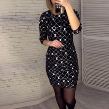 Laden Sie das Bild in den Galerie-Viewer, Slim Fit-Kleid mit Rundhalsausschnitt und Print