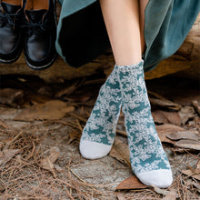 Laden Sie das Bild in den Galerie-Viewer, Vintage bestickte florale Damensocken