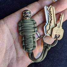 Laden Sie das Bild in den Galerie-Viewer, Paracord Mumie Messing Totenkopf Schlüsselanhänger