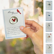 Laden Sie das Bild in den Galerie-Viewer, 🌈Mini-Taschenherz Kardinal aus Glas - Freundschaftsgeschenk