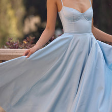 Laden Sie das Bild in den Galerie-Viewer, Kleid mit weitem Saum und Hosenträgern