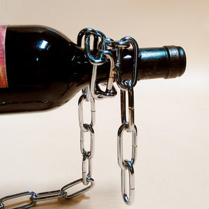 Hängendes Weinregal mit Kette