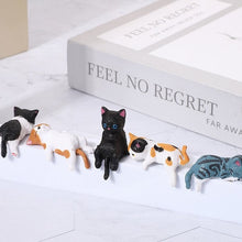 Laden Sie das Bild in den Galerie-Viewer, Mini-Katzenfigur Handbemalt