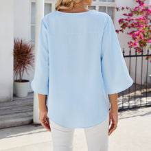 Laden Sie das Bild in den Galerie-Viewer, Unifarbenes Shirt mit V-Ausschnitt aus lockerem Chiffon