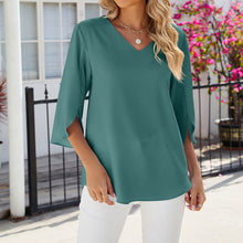 Laden Sie das Bild in den Galerie-Viewer, Unifarbenes Shirt mit V-Ausschnitt aus lockerem Chiffon